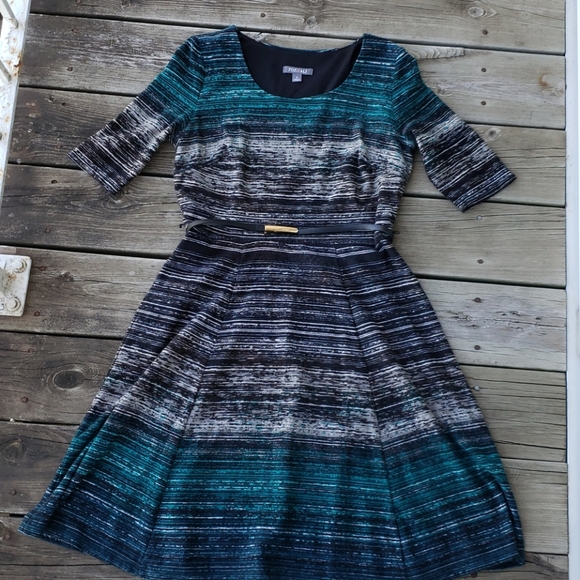 Roz & Ali Dresses & Skirts - 1/4 length sleeve roz&ALI dress